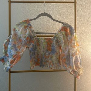 Elbow length crop top from Billabong. Size Small. Great quality material.